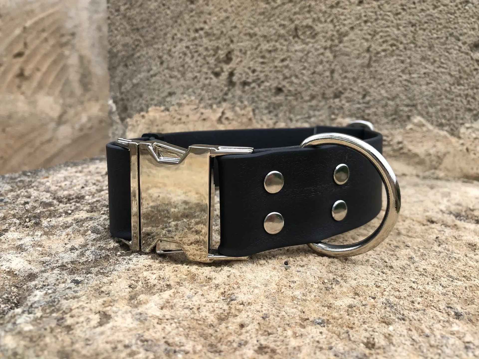 Collar ancho para perros grandes y fuertes. Con cierre metalico
